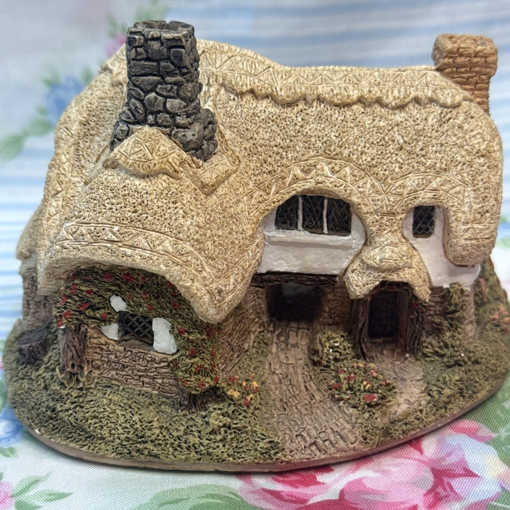 Lilliput‎ Lane Ostlers Keep 4" Cottage Figurine Miniature Masterpiece England